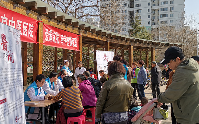 【学雷锋日】kaiyun开云体育,kaiyun开云体育·(中国)官方网站,举办“爱满京城，牵手智慧家医”志愿服务活动(图2)